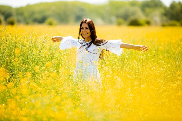 Hübsche Junge Frau Rapsfeld — Stockfoto