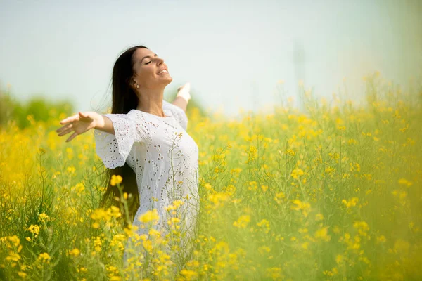 Bella Giovane Donna Nel Campo Dello Stupro — Foto Stock