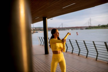 Nehir kenarında uzanan güzel genç bir kadın