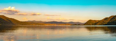 Sırbistan-Romanya sınırındaki Cerdap 'taki Tuna vadisine bak