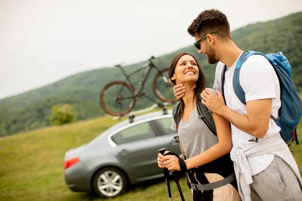 Lächelndes Junges Paar Das Einem Sommertag Mit Rucksack Auf Einem — Stockfoto