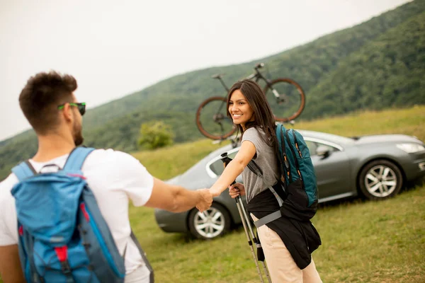 Smiling Young Couple Walking Backpacks Green Hills Summer Day — Stock Photo, Image