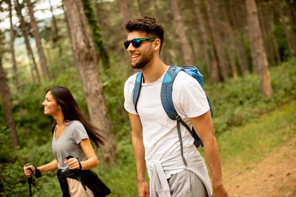 Jeune Couple Souriant Marchant Avec Des Sacs Dos Dans Forêt — Photo