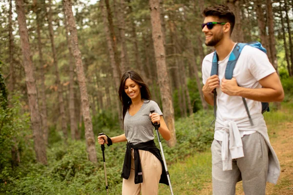 Uśmiechnięta Młoda Para Spacerująca Plecakami Lesie Letni Dzień — Zdjęcie stockowe