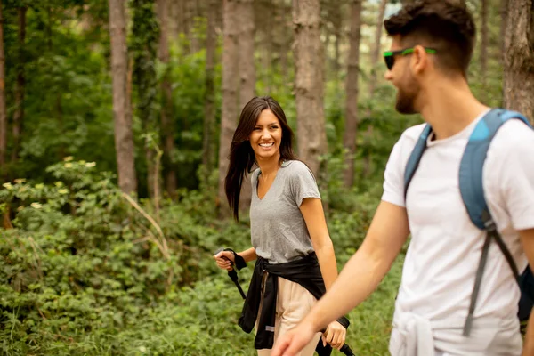 Lachend Jong Stel Wandelend Met Rugzakken Het Bos Een Zomerse — Stockfoto