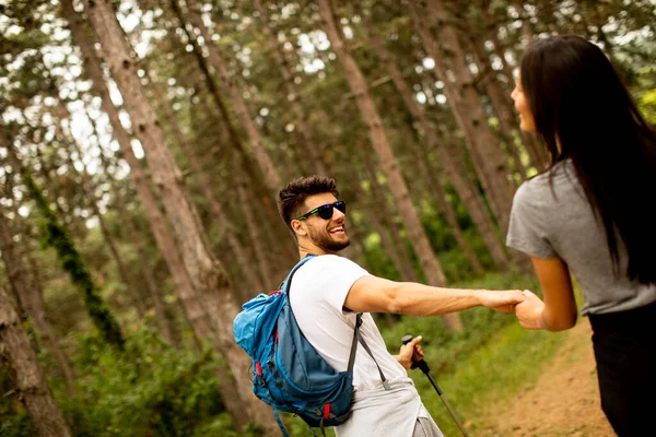 Sorridente Giovane Coppia Che Cammina Con Gli Zaini Nella Foresta — Foto Stock