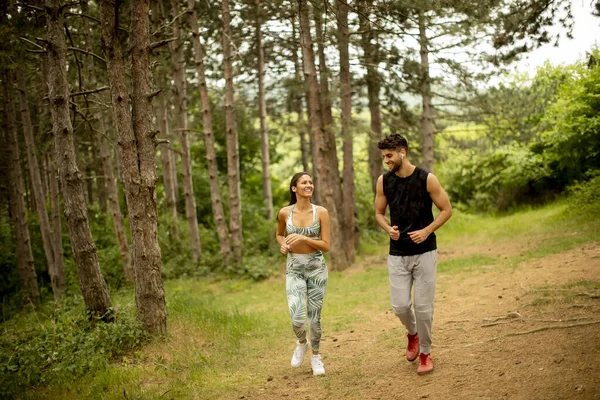 Jovem Casal Fitness Correndo Trilha Floresta Dia Verão — Fotografia de Stock