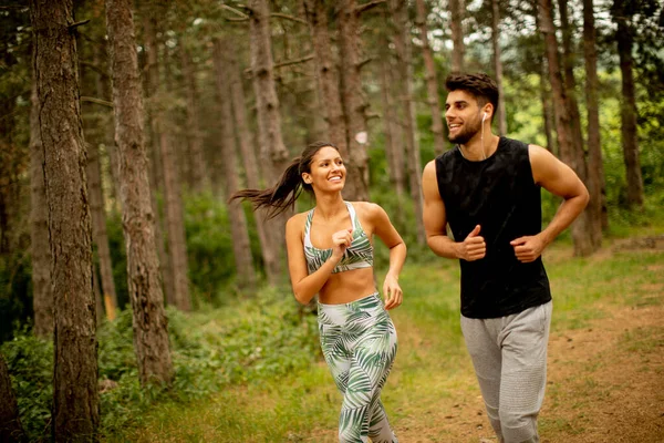 Młoda Para Fitness Biegnie Leśnym Szlaku Letni Dzień — Zdjęcie stockowe