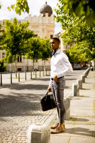 Schöner Junger Afroamerikanischer Geschäftsmann Wartet Auf Einer Straße Auf Ein — Stockfoto