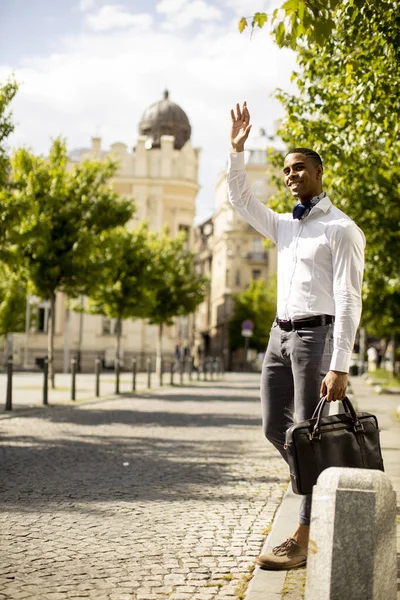 Schöner Junger Afroamerikanischer Geschäftsmann Wartet Auf Einer Straße Auf Ein — Stockfoto