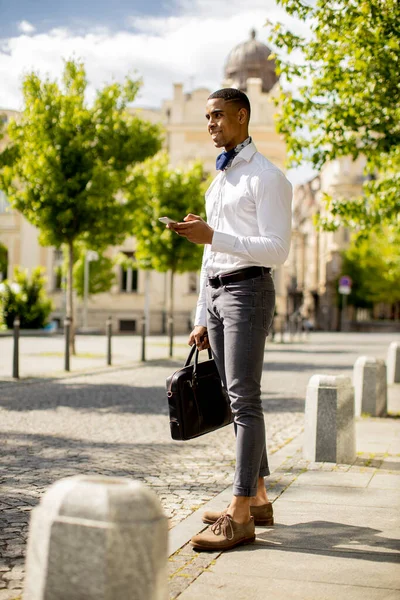 Schöner Junger Afroamerikanischer Geschäftsmann Mit Einem Mobiltelefon Während Auf Der — Stockfoto
