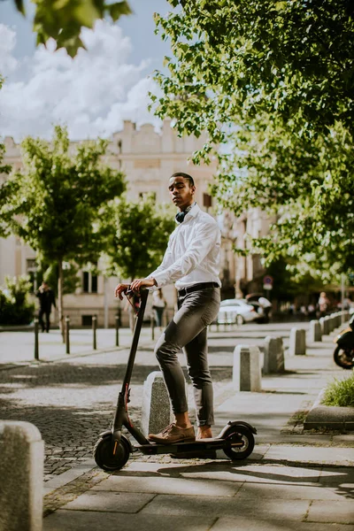 Knappe Jonge Afro Amerikaanse Met Behulp Van Elektrische Scooter Een — Stockfoto