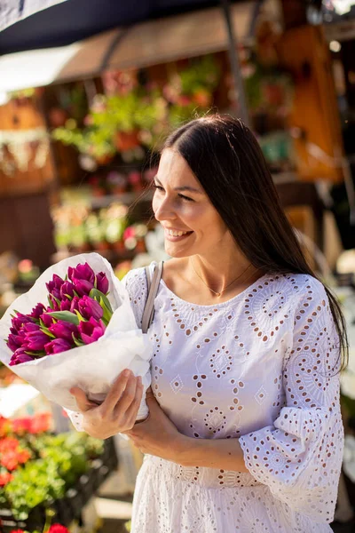 Mujer Bastante Joven Comprando Flores Mercado Flores —  Fotos de Stock