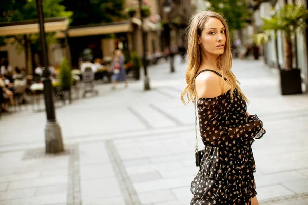 Jolie Jeune Femme Brune Aux Cheveux Longs Marchant Dans Rue — Photo