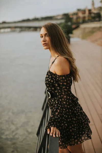 Bella Giovane Donna Bruna Capelli Lunghi Piedi Sul Lungofiume — Foto Stock