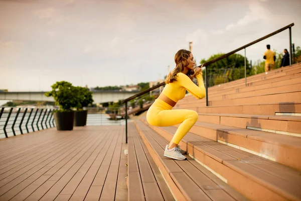 Vacker Ung Kvinna Hoppar Trappan Vid Floden — Stockfoto