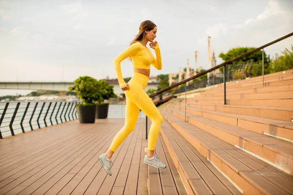 Vacker Ung Kvinna Springer Trappan Vid Flodstranden — Stockfoto