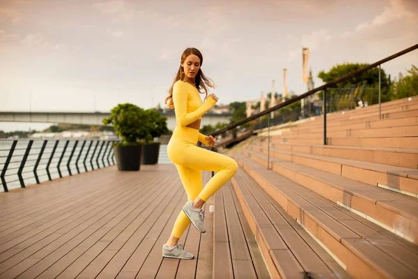 Jolis Exercices Féminins Dans Les Escaliers Près Promenade Fluviale — Photo