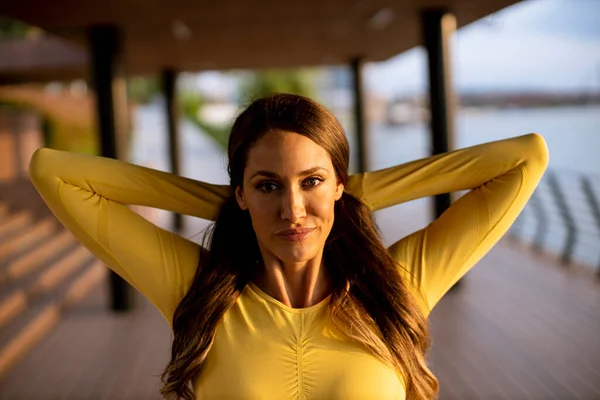 Belle Jeune Femme Étirant Sur Bord Rivière — Photo