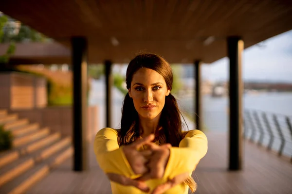 Belle Jeune Femme Étirant Sur Bord Rivière — Photo