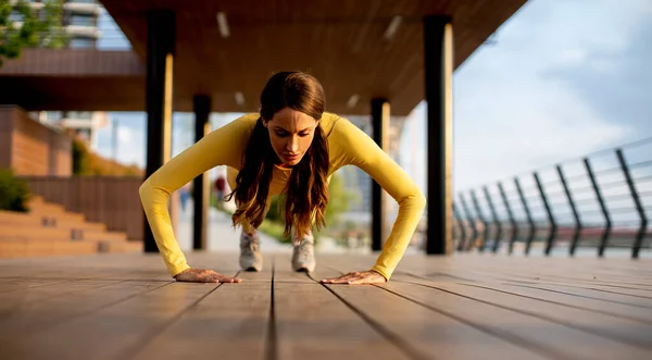 Mooie Jonge Vrouw Uitvoeren Pushups Houten Loopbrug Door Rivier — Stockfoto