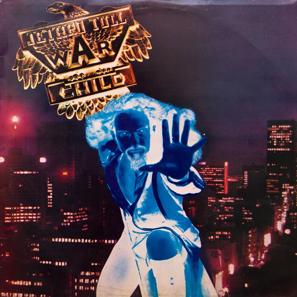 Jethro Tullによるレコードアルバム War Child のカバー 1974年10月14日にリリースされた7枚目のスタジオ アルバム — ストック写真