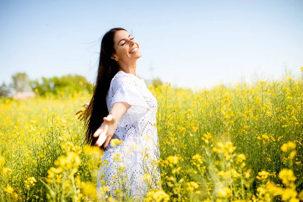 Bella Giovane Donna Nel Campo Dello Stupro — Foto Stock