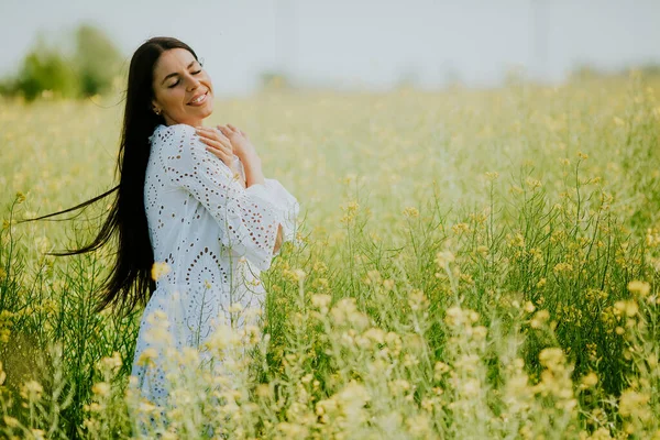 Jolie Jeune Femme Dans Champ Colza — Photo