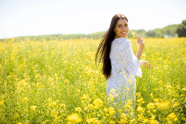 Mujer Joven Bonita Campo Colza —  Fotos de Stock