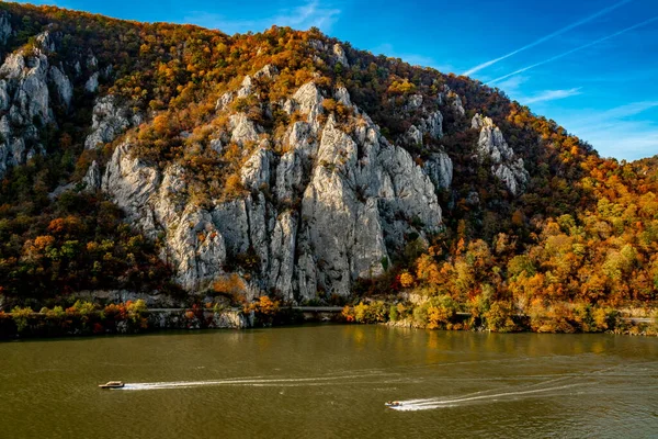 位于塞尔维亚 罗马尼亚边境Djerdap的多瑙河峡谷 — 图库照片