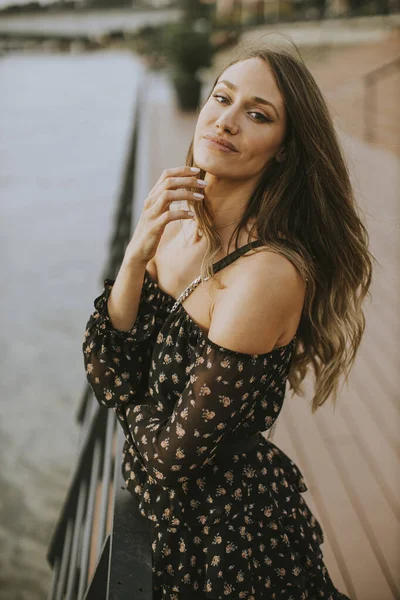 Pretty Young Long Hair Brunette Woman Standing Riverside — Stock Photo, Image