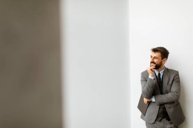 Ofiste dijital tablet kullanan yakışıklı genç iş adamı.