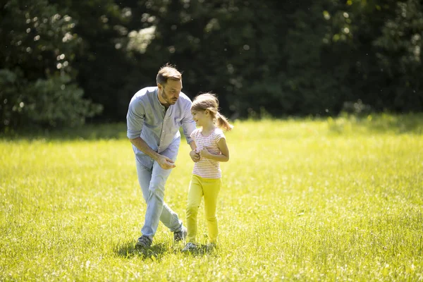 Baba Parkta Oynarken Küçük Tatlı Kızını Kovalıyor — Stok fotoğraf