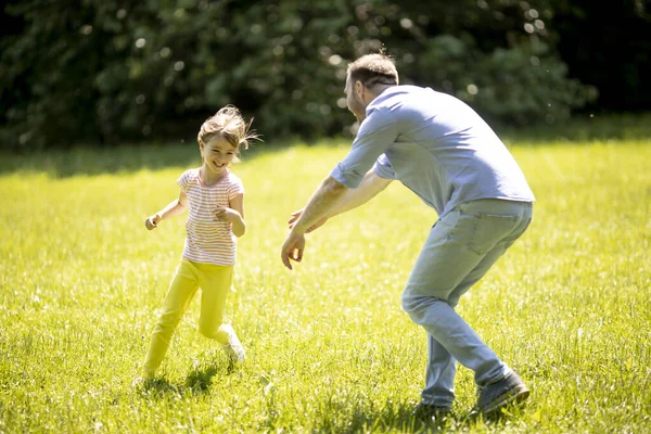 Padre Persiguiendo Linda Hijita Mientras Juega Parque — Foto de Stock