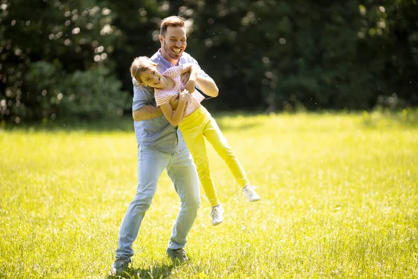 Padre Inseguendo Sua Piccola Figlia Carina Mentre Gioca Nel Parco — Foto Stock