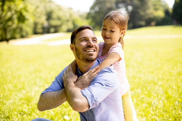 Padre Con Linda Hija Divirtiéndose Hierba Parque — Foto de Stock