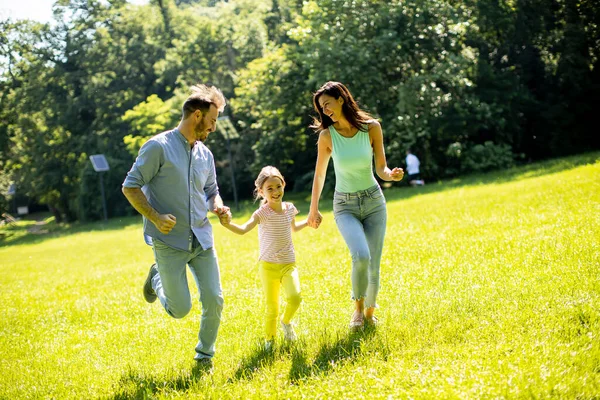 Joyeux Jeune Famille Avec Jolie Petite Fille Courant Dans Parc — Photo