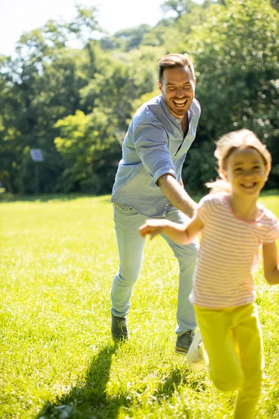 Baba Parkta Oynarken Küçük Tatlı Kızını Kovalıyor — Stok fotoğraf