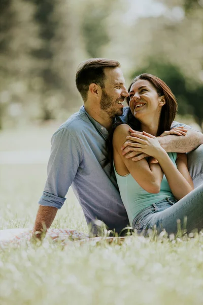 Milý Mladý Pár Sedí Zelené Trávě Parku — Stock fotografie