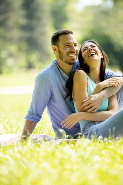 Liefdevol Jong Stel Zittend Het Groene Gras Het Park — Stockfoto