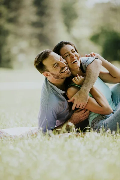 Liefdevol Jong Stel Zittend Het Groene Gras Het Park — Stockfoto