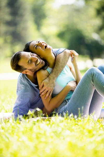 Liefdevol Jong Stel Zittend Het Groene Gras Het Park — Stockfoto