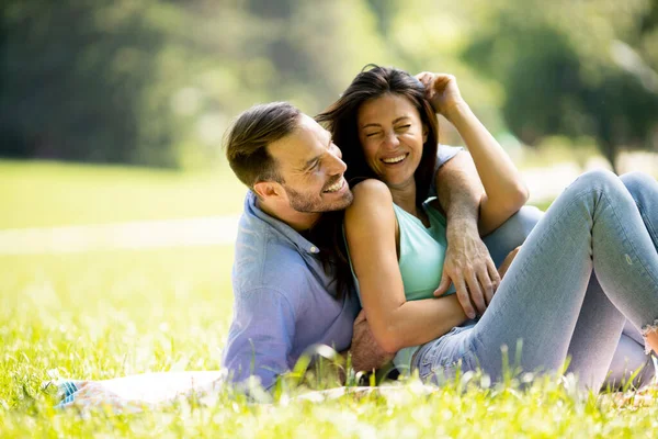 Liefdevol Jong Stel Zittend Het Groene Gras Het Park — Stockfoto