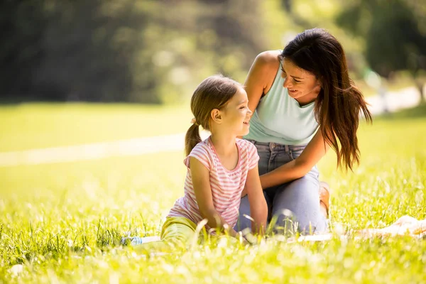 Mother Cute Little Daughter Having Fun Grass Park — Stock Photo, Image
