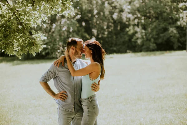 Liebevolles Junges Paar Amüsiert Sich Auf Dem Grünen Rasen Park — Stockfoto