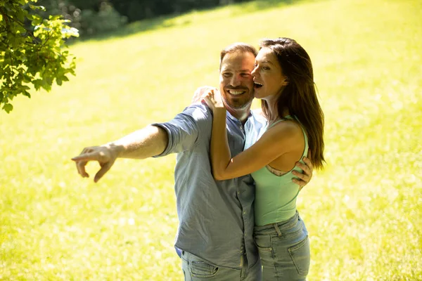 Affettuosa Giovane Coppia Divertirsi Sull Erba Verde Parco — Foto Stock