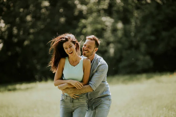 Casal Jovem Afetuoso Divertindo Grama Verde Parque — Fotografia de Stock