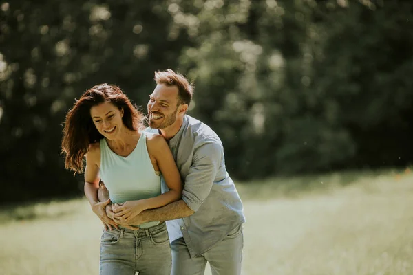 Casal Jovem Afetuoso Divertindo Grama Verde Parque — Fotografia de Stock