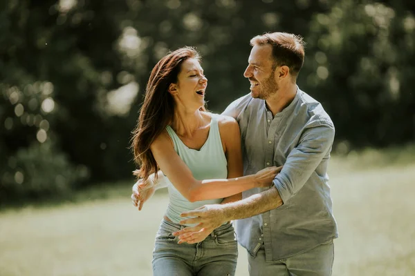 Casal Jovem Afetuoso Divertindo Grama Verde Parque — Fotografia de Stock