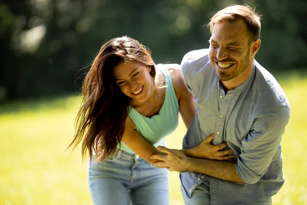 Liebevolles Junges Paar Amüsiert Sich Auf Dem Grünen Rasen Park — Stockfoto